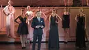 Pemilik perusahaan lingerie Lejaby, Alain Prost, berpose bersama para modelnya di perayaan ke-130 tahun Lejaby di Lido, Paris, Selasa (27/5/2014) (AFP Photo/Joel Saget) 