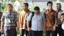 Dirut PDAM Bandarmasih, Muslih (tengah) saat tiba untuk menjalani pemeriksaan lanjutan di Gedung KPK, Jakarta, Jumat (15/9). KPK menduga ada penyuapan terkait proses pembahasan perda setempat. (Liputan6.com/Helmi Fithriansyah)