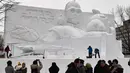 Sejumlah pengunjung melihat patung es Star Wars selama hari pembukaan Festival Salju Sapporo di Sapporo, Jepang (4/2). Festival Salju Sapporo dilangsungkan selama seminggu pada awal bulan Februari. (AFP Photo/Jiji Press)
