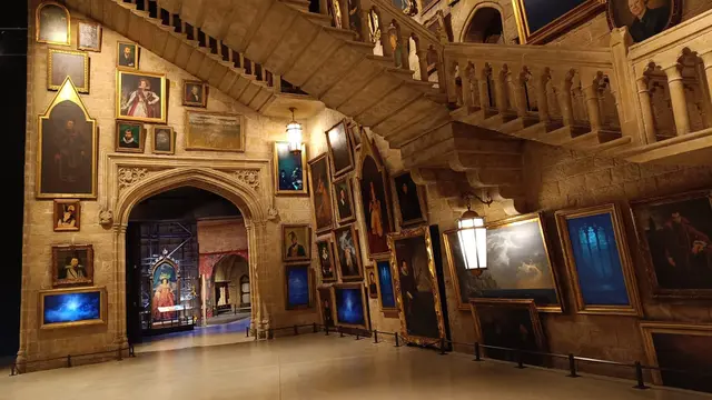 Pengunjung Studio Tour akan merasakan keajaiban melihat tangga Hogwarts bergerak di depan mata mereka, seperti dalam film dengan menggunakan teknologi.