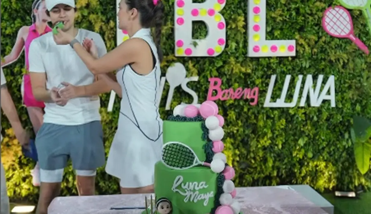 Di momen ini, terlihat Luna Maya tampil sporty, saat mendapatkan kejutan, termasuk dari sang kekasih, Maxime Bouttier. [Foto: Instagram/lunamaya]