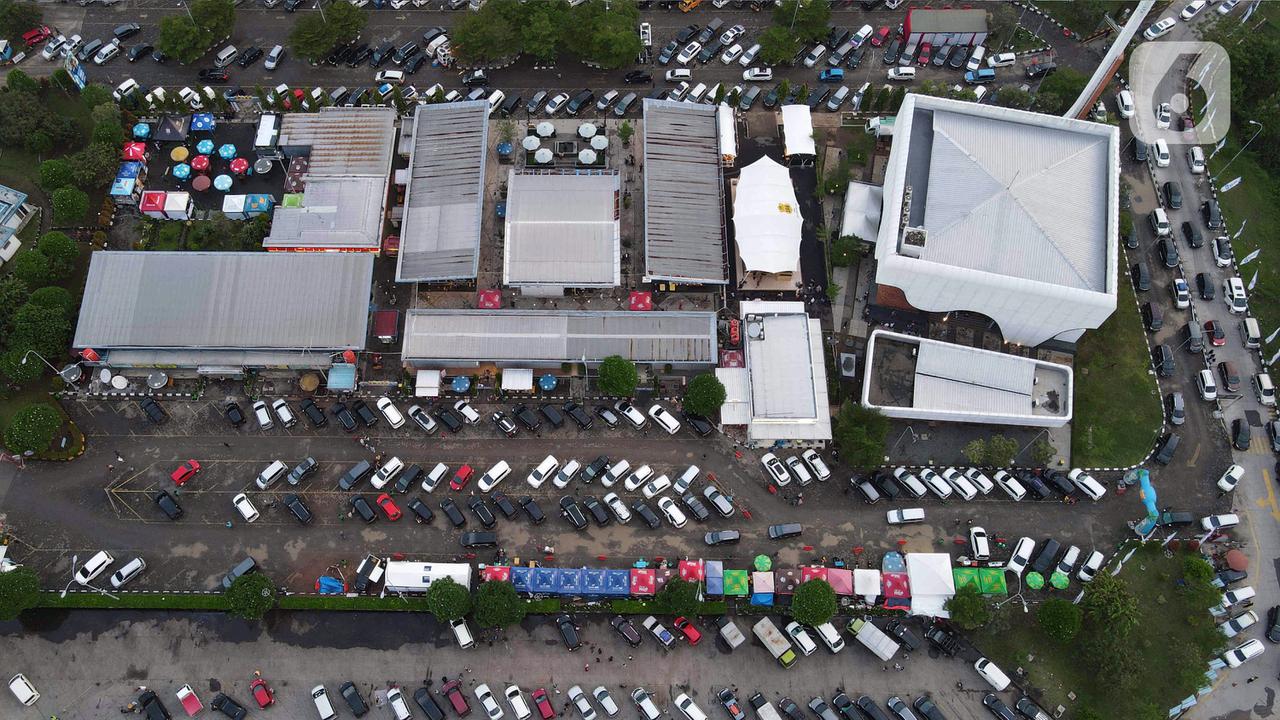 FOTO: Antrean Kendaraan Masuki Rest Area Tol Cikopo - Palimanan Sebabkan Kemacetan