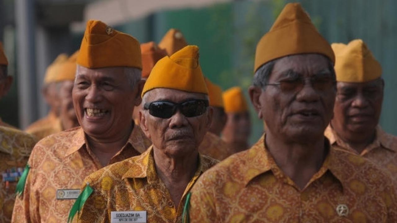 Semarak pawai Hari Veteran, bekas pejuang bawa bambu runcing