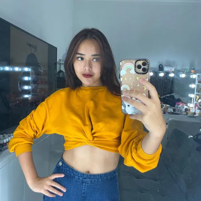 Tak Ada Pemasukan , Ini 6 Potret Amanda Manopo Jual Baju dan Tas