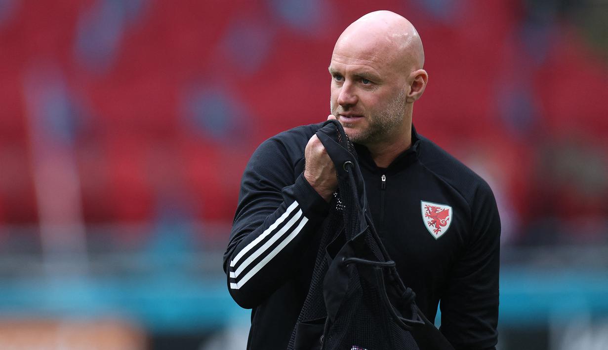 Robert Page. Sejatinya adalah asisten pelatih Ryan Giggs di Timnas Wales. Akibat Giggs tersandung kasus hukum, ia menjadi caretaker. Wales melaju hingga babak 16 besar sebelum dibekap Denmark 0-4. Usai Euro 2020, posisinya kembali menjadi asisten pelatih. (Foto: AFP/Pool/Kenzo Tribouillard)