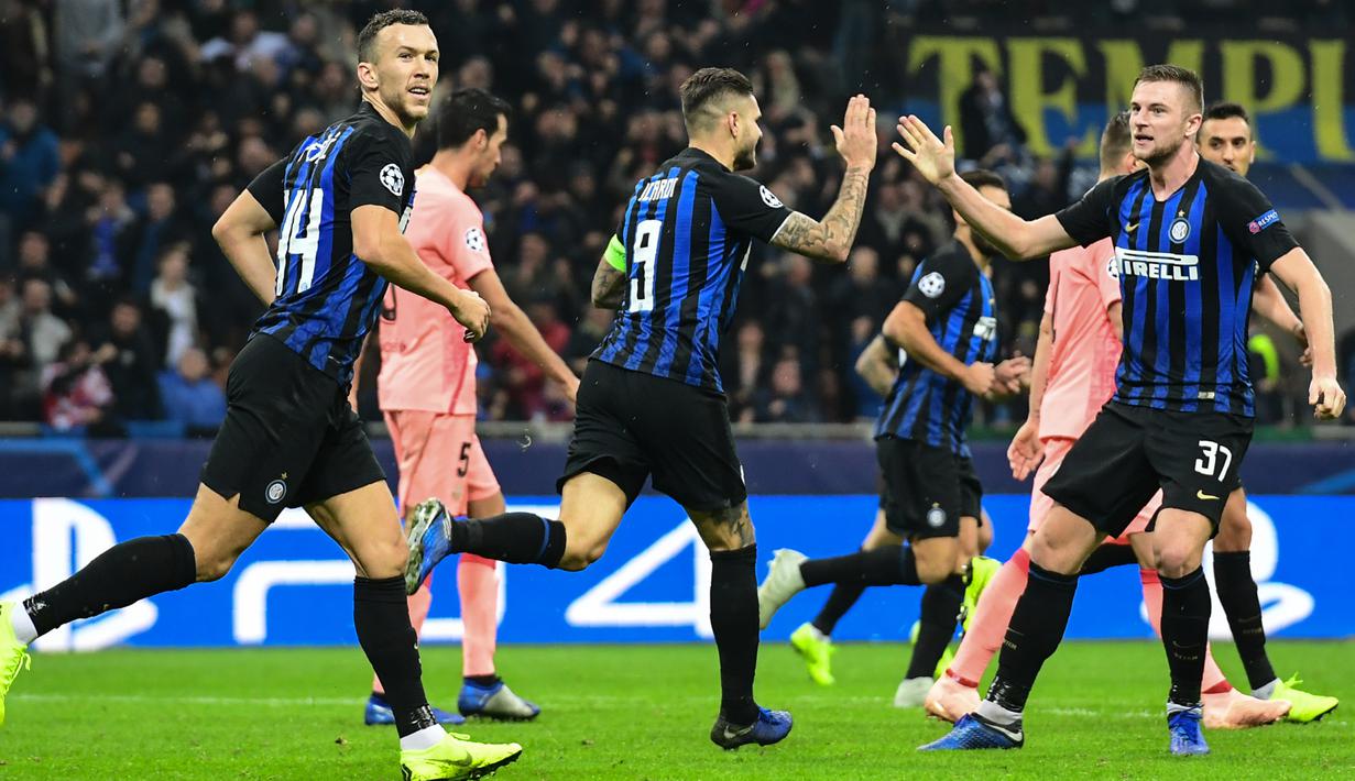 Para pemain Inter Milan merayakan gol yang dicetak Mauro Icardi ke gawang Barcelona pada laga Liga Champions di Stadion San Siro, Milan, Selasa (6/11). Kedua klub bermain imbang 1-1. (AFP/Miguel Medina)