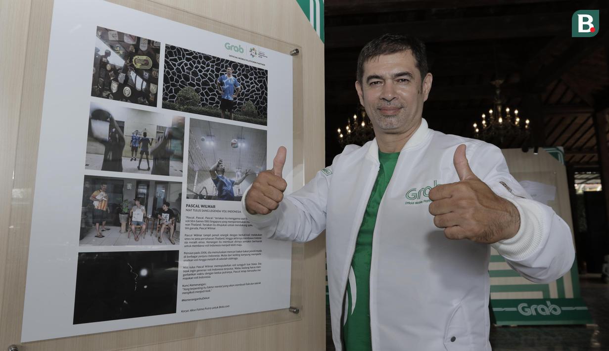 Legenda Voli Indonesia, Pascal Wilmar, berpose di depan pameran foto legenda di Yogyakarta, Rabu (18/7/2018). Pameran foto legenda olahraga Indonesia tersebut sekaligus peluncuran kampanye Grab "Kemenangan itu Dekat". (Bola.com/M Iqbal Ichsan)