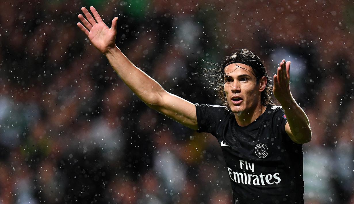 Ekspresi pemain PSG, Edinson Cavani saat melawan Celtic pada laga grup B Liga Champions di Celtic Park, Glasgow, (12/9/2017). Neymar, Mbappe dan Cavani semakin kompak saat bermain bersama. (AFP/Franck Fife)