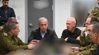 Foto selebaran yang dirilis kantor PM Benjamin Netanyahu pada 26 Oktober 2024, memperlihatkan dia bertemu dengan Menteri Pertahanan Yoav Gallant dan komandan IDF di bunker di bawah pangkalan militer Kirya di Tel Aviv. (Avi Ohayun/GPO)