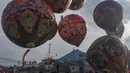 Guna menjaga keselamatan dan sesuai regulasi, penerbangan balon udara hanya diperbolehkan dengan sistem tambat. (merdeka.com/Arie Basuki)