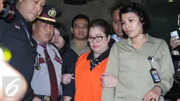 Anggota DPR F-Hanura Dewie Yasin Limpo (tengah) mengenakan baju tahanan usai pemeriksaan di KPK, Jakarta, Kamis (22/10). Dewie resmi ditahan KPK terkait kasus suap proyek Pembangkit Listrik Tenaga Mikrohidro (PLTMH) di Papua. (Liputan6.com/Angga Yuniar)