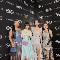 Azizah Salsha tak kalah stunning dibalut ruffle cut out dress warna silver. Penampilannya terlihat semakin memukau dengan pulasan makeup  soft glam dan tatanan rambut sleek. [@fuji_an]