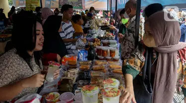 Pedagang melayani pembeli makanan di Pasar Takjil Bendungan Hilir, Jakarta, Rabu (13/3/2024). (Liputan6.com/Herman Zakharia)