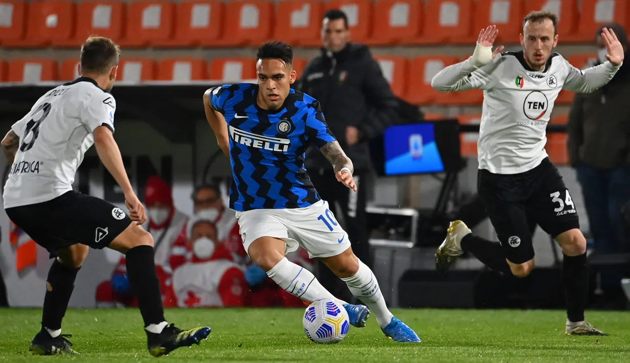 Pemain Inter Milan Lautaro Martinez (tengah) duel dengan pemain Spezia Matteo Ricci (kiri) pada pertandingan pertandingan Serie A Liga Italia di Stadion Alberto-Picco, La Spezia, Italia, Rabu (21/4/2021). Pertandingan berakhir dengan skor 1-1. (ANDREAS SOLARO/AFP)