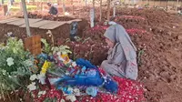 Ria Ricis Ziarah ke Makam Vidi Aldiano, Kenang Almarhum yang Selalu Menyemangati