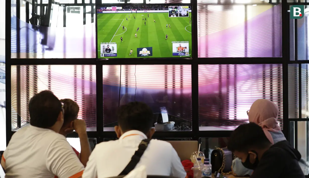 The Jakmania saat menonton pertandingan FIFA 20 di Kantor KLY, Gondangdia, Jumat (26/6/2020). Andritany berhasil menjadi juara BOLA Esports Challenge setelah mengalahkan Rizky Darmawan dengan skor 8-0. (Bola.com/M Iqbal Ichsan)