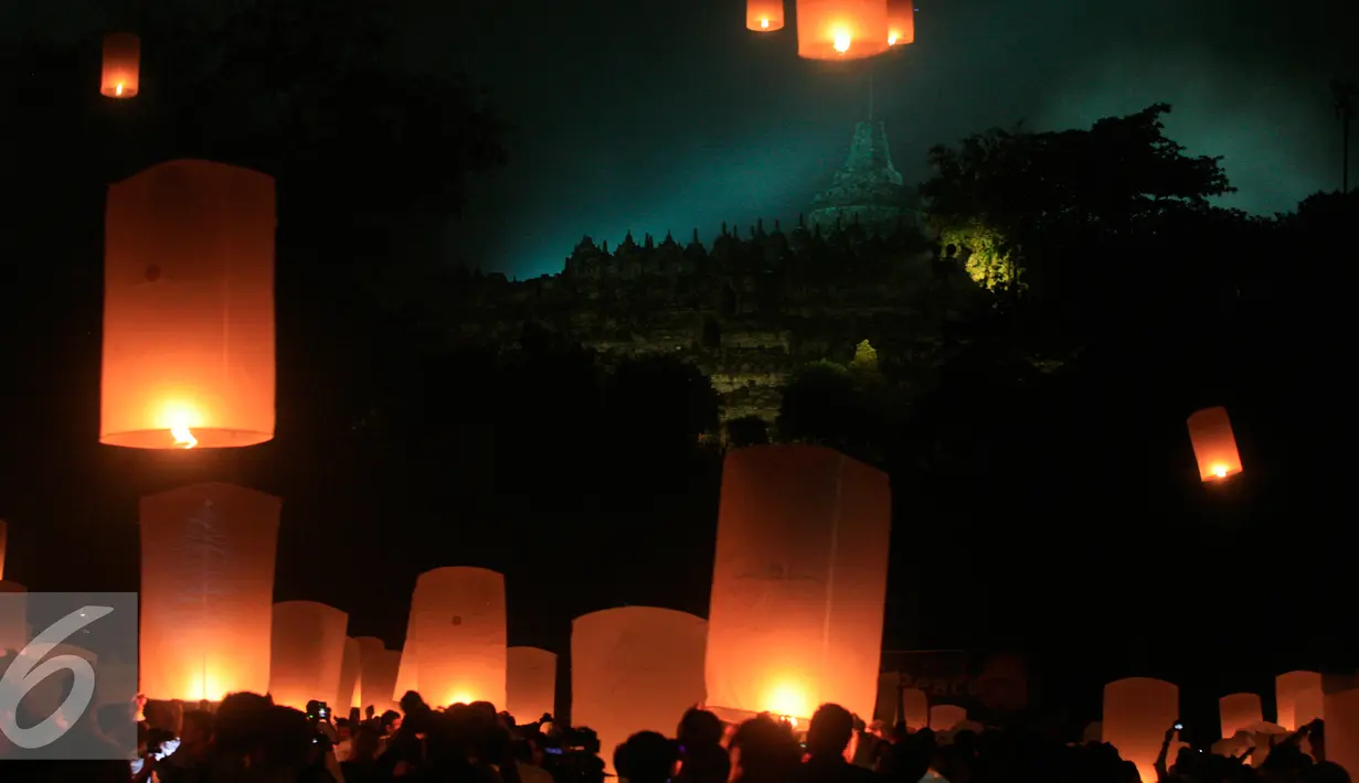 Warga melepaskan lampion di kawasan Candi Borobudur, Magelang, Jawa Tengah, Minggu (22/05).Sebanyak 5000 lampion d terbangkan pada puncak perayaan Tri Suci Waisak 2560 BE/2016. (Liputan6.com/Boy Harjanto)