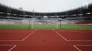 Alat penyemprot menyiram lapangan bola di Stadion Utama GBK, Jakarta, Selasa (3/10). Sejumlah pembangunan Infastruktur Asian Games dipastikan akan selesai sesuai dengan target pemerintah, yaitu akhir tahun 2017. (Liputan6.com/Helmi Fithriansyah)