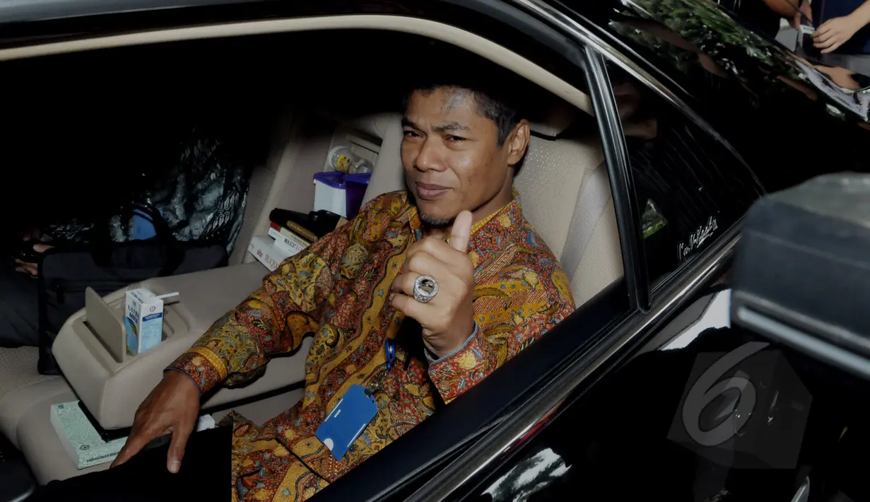 Ketua Pusat Pemeriksaan dan Analisa Transaksi Keuangan (PPATK), Muhammad Yusuf saat meninggalkan Gedung KPK, Jakarta, Rabu (15/4/2015). Yusuf dimintai pandangannya oleh KPK tentang cara penyitaan aset-aset koruptor. (Liputan6.com/Andrian M Tunay)