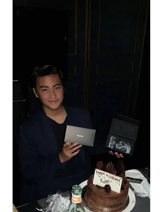 "Bday mas rafi 🤗," tulis istri Adjie Pangestu sebagai keterangan dua foto diunggah 24 Desember silam. Terlihat potret keceriaan saat sedang makan bersama disebuah tempat. Novita duduk bersebelahan dengan mantan istri suaminya. (Instagram/novitapetria)