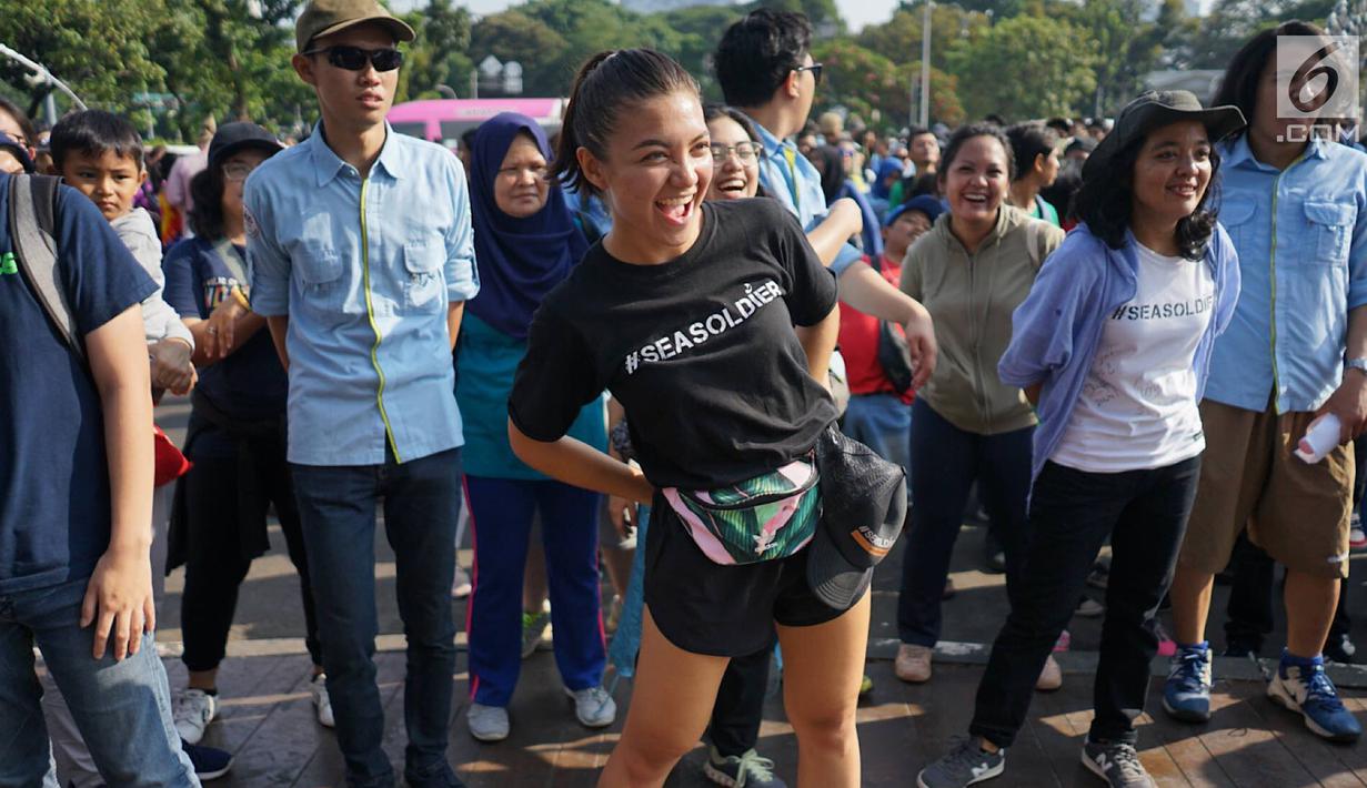 Peserta mengikuti flashmob dalam Pawai Tolak Plastik Sekali Pakai di Lapangan Aspirasi Monas, Jakarta, Minggu (21/7/2019). Pawai bebas plastik ini akan menjadi aksi terbesar di Indonesia untuk menolak penggunaan plastik sekali pakai karena sudah mengancam lingkungan. (Liputan6.com/Immanuel Antonius)