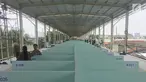 Suasana skybridge atau JPM Tanah Abang di Jakarta, Senin (15/10). Meski belum selesai pembangunannya, namun jembatan multi guna yang menghubungkan Stasiun Tanah Abang dan Blok G Tanah Abang tersebut telah soft launching. (Liputan6.com/Immanuel Antonius)
