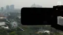 Kaca yang terkena peluru nyasar di lantai 16 nusantara I, Kompleks Parlemen MPR/DPR-DPD, Jakarta, Selasa (16/10). Kepolisian sementara menyimpulkan peluru nyasar tersebut  dimana sedang ada latihan menembak dari Perbakin. (Lipiutan6.com/Johan Tallo)