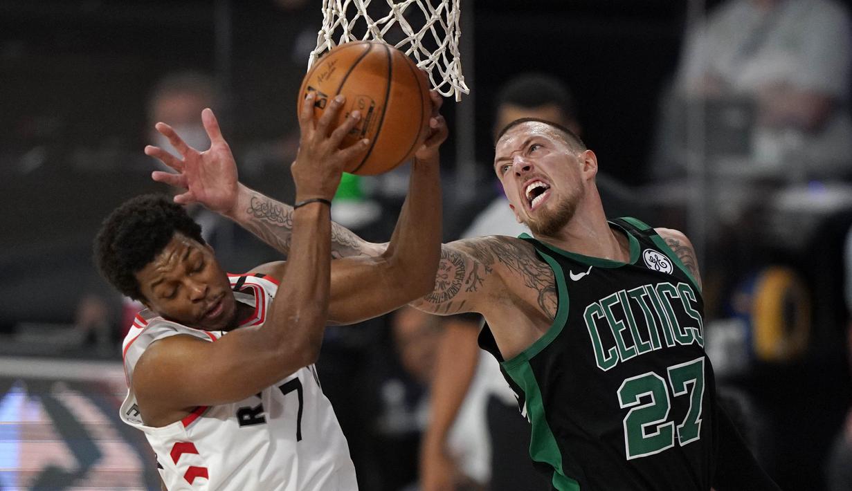 Pebasket Boston Celtics, Daniel Theis, berebut bola dengan pebasket Toronto Raptors, Kyle Lowry, pada semifinal playoff Wilayah Timur NBA, Rabu (2/9/2020). Celtics menang dengan skor 102-99. (AP Photo/Mark J. Terrill)