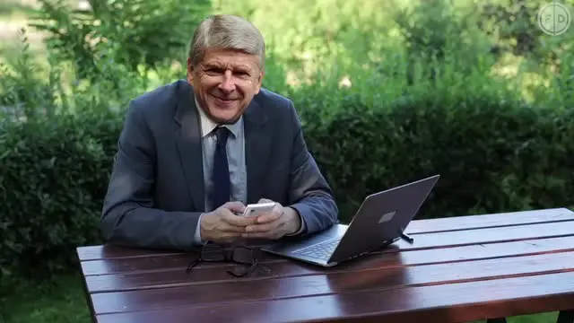 Berikut video parodi ketika Arsene Wenger yang mencari pemain untuk Arsenal lewat Pokemon Go.