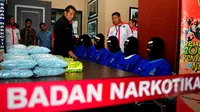 BNN berhasil menangkap tujuh orang tersangka asal Aceh Timur dengan barang bukti sebanyak 20 Kg Sabu dan 580 ribu butir ekstasi, Jakarta, Rabu (13/5/2015). (Liputan6.com/Yoppy Renato)