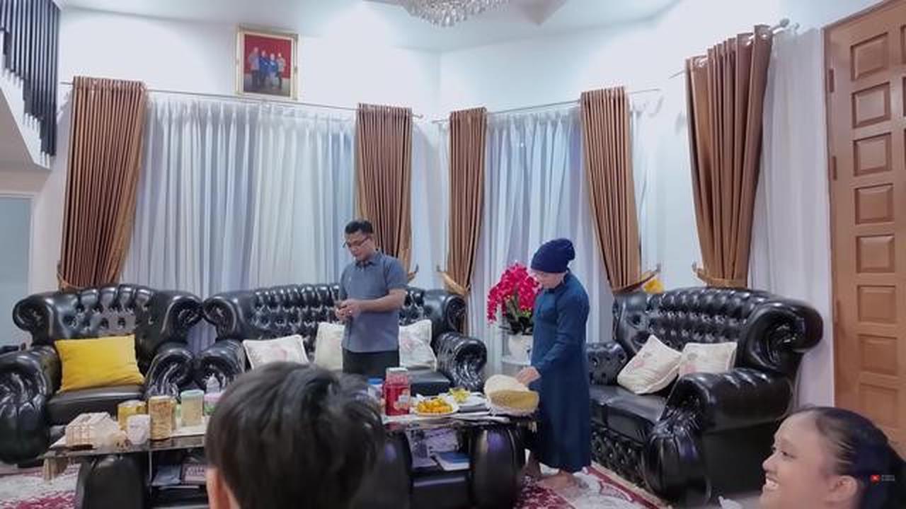 9 Potret Ruang TV Rumah Haji Faisal dan Mama Fuji, Nyaman untuk Kumpul Keluarga