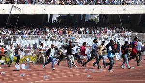 Para penggemar di India merusak kursi stadion saat mereka berlari masuk ke lapangan setelah gagal melihat langsung bintang sepak bola Argentina, Lionel Messi, di Stadion Salt Lake, Kolkata, India, Sabtu, 13 Desember 2025. (Foto AP/Bikas Das)