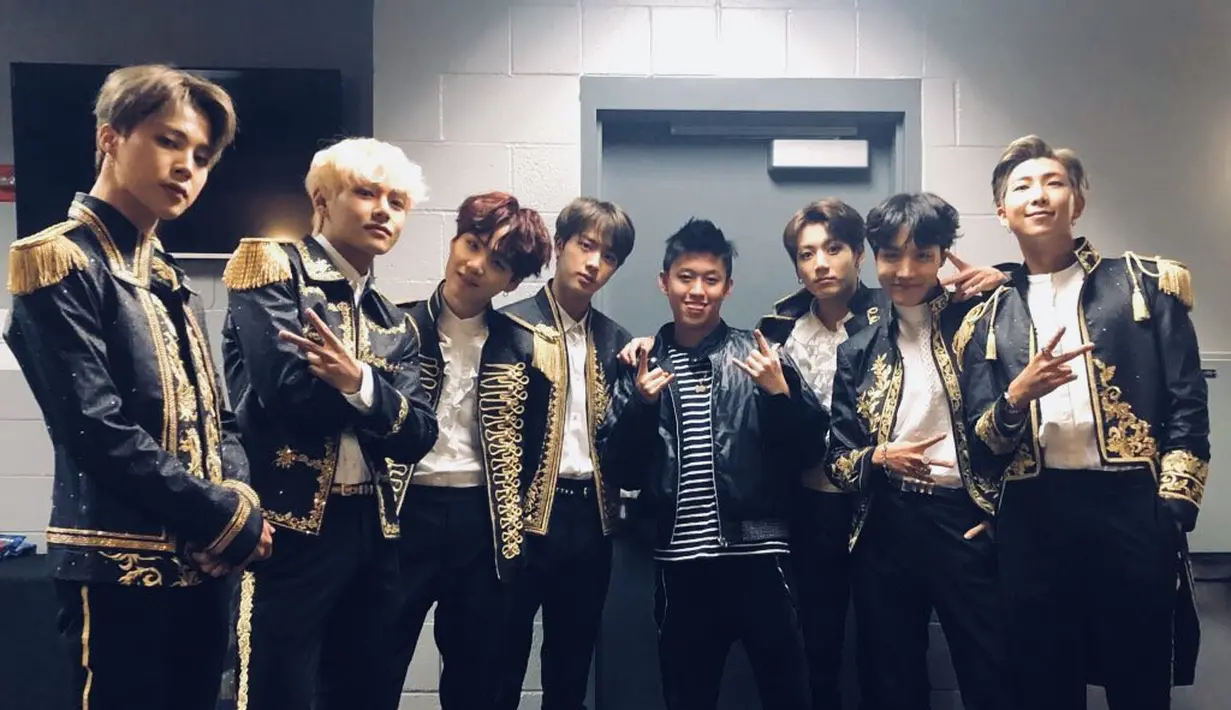 Akun BTS sendiri mengunggah sebuah foto di Twitter yang memperlihatkan kebersamaannya dengan Rich Brian di belakang pangguung Staples Center. (Twitter/BTS_twt)