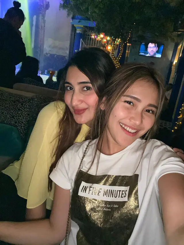 6 Potret Persahabatan Ayu Ting Ting dan Tania Nadira, Bak Saudara Kandung