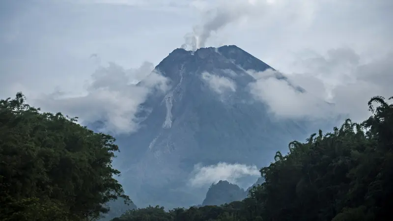 Gunung Merapi Semburkan Lava Pijar Puluhan Kali