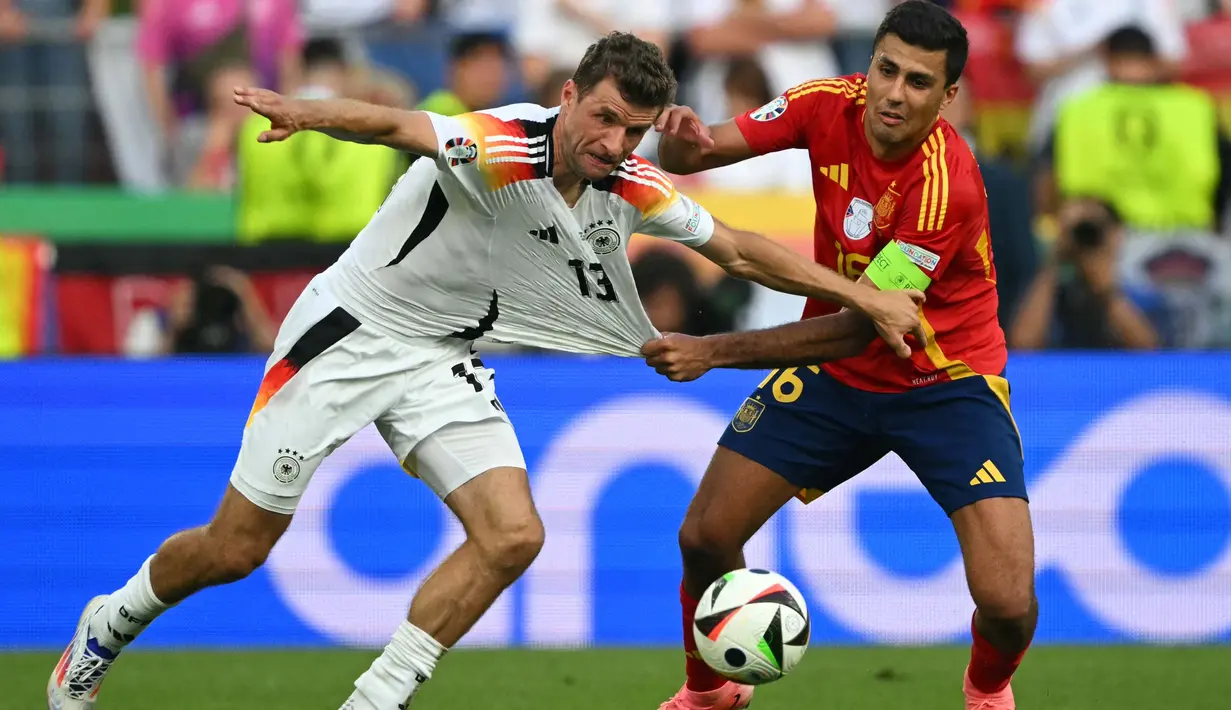 Hingga akhir babak kedua, skor imbang 0-0. Pertandingan antara Spanyol dan Jerman berlanjut ke babak tambahan. (Fabrice COFFRINI/AFP)