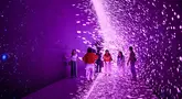 Pengunjung mendatangi ruang seni digital imersif Space and Time Cube Surabaya yang baru dibuka, di Surabaya, 23 Agustus 2026. (AFP/ Juni Kriswanto)