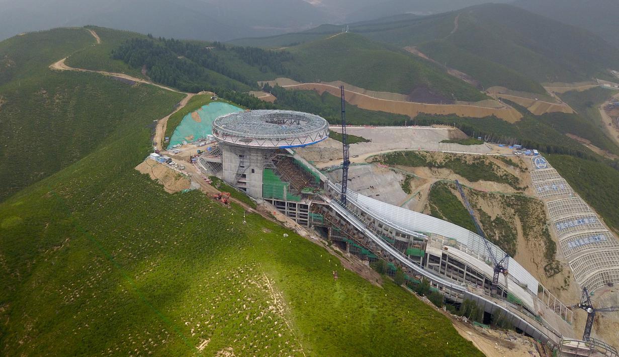Foto dari udara yang diabadikan pada 30 Juli 2020 ini menunjukkan lokasi pembangunan Pusat Ski Jumping Nasional di Distrik Chongli, Kota Zhangjiakou, Provinsi Hebei, China utara. (Xinhua/Zhang Chenlin)