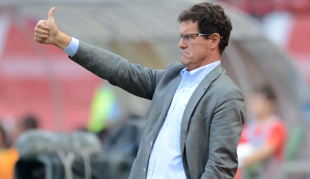 Fabio Capello pernah membuat aturan tak lazim untuk pemainnya saat melatih Timnas Inggris. Ia melarang pemainnya menggunakan sendal jepit, bermain game konsol, dan celana pendek dihadapan publik dengan alasan agar terlihat lebih professional. (Foto: AFP/Natalia Kolesnikova)