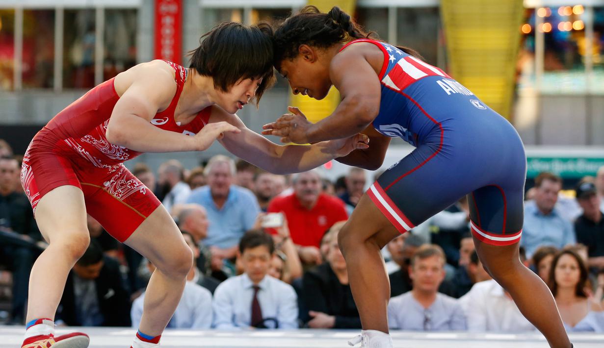 Yuki Irie dari Jepang saat bertarung dengan Victoria Anthony asal AS saat pertandingan gulat "Beat the Streets" di New York Times Square, (17/5). (AP Photo/Kathy Willens)