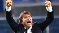 Pelatih Inter Milan, Antonio Conte merayakan kemenangan timnya usai bertanding melawan Sampdoria pada lanjutan pertandingan Liga Serie A Italia di stadion Luigi Ferraris di Genoa (28/9/2019). Inter menang atas Sampdoria dengan skor 1-3. (Luca Zennaro/ANSA Via AP)