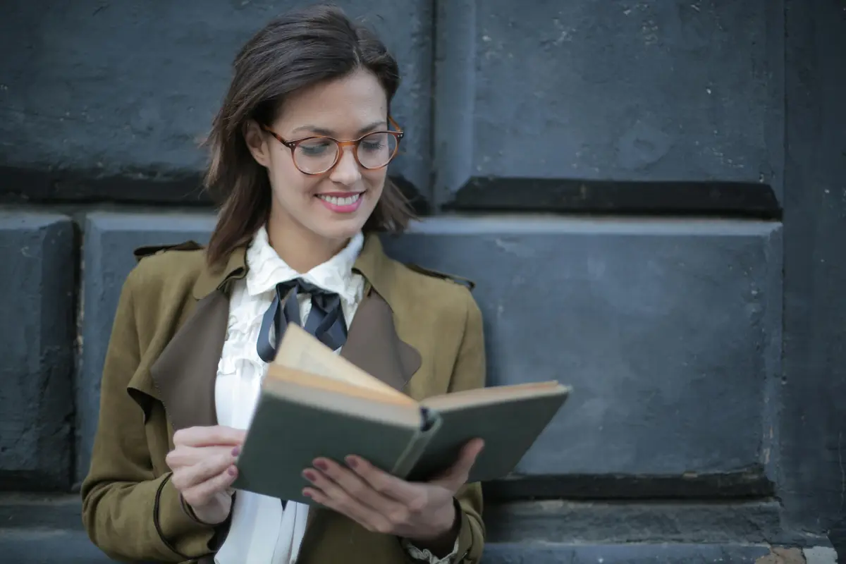 Wanita sedang membaca buku