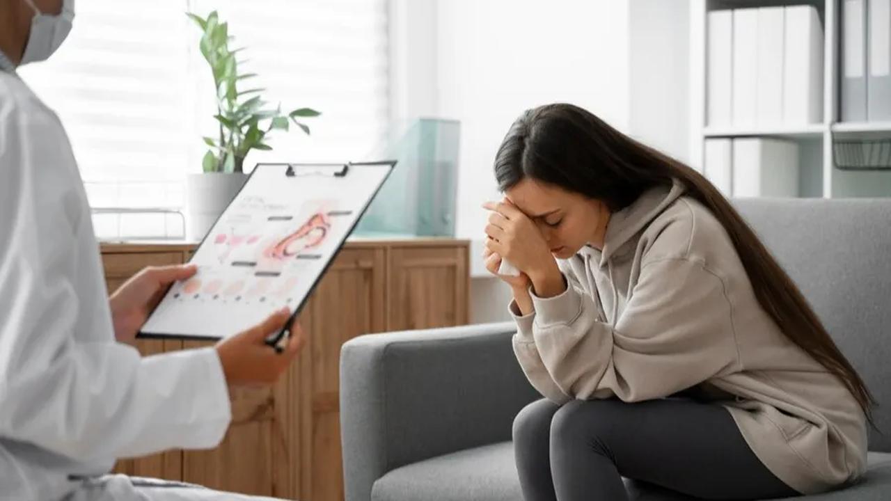 3. Diabetes: Wanita dengan diabetes perlu perawatan khusus untuk mengontrol gula darah mereka. Diabetes yang tidak terkontrol pada trimester pertama dapat meningkatkan risiko keguguran dan cacat lahir.