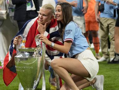 Manchester City sukses menjadi juara baru Liga Champions, tepatnya menjadi tim ke-23 sepanjang sejarah setelah menaklukkan Inter Milan 1-0 pada laga final musim 2022/2023 di Ataturk Olympic Stadium, Istanbul, Minggu (11/6/2023) dini hari WIB. Keberhasilan Man City meraih trofi yang juga dikenal dengan "Si Kuping Besar" tentu saja sangat berkesan karena melengkapi raihan Treble Winners musim 2022/2023, menjadi klub kedua di Liga Inggris yang melakukannya setelah Manchester United pada 1998/1999. Berikut momen-momen selebrasi skuad The Citizens dengan trofi yang menjadi lambang kesuksesan tim-tim terbaik di Benua Biru. (AP Photo/Francisco Seco)
