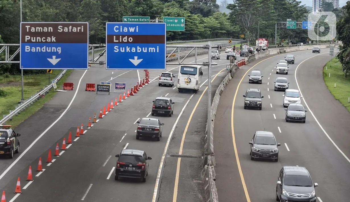 Arus kendaraan arah Jakarta saat melintas di Tol Jagorawi, Bogor, Jawa Barat, Minggu (2/1/2022). Sebanyak 137 ribu kendaraan masuk dari GT Cikampek Utama, GT Kalihurip Utama (arah Timur), GT Cikupa (arah Barat), dan GT Ciawi (arah Selatan). (merdeka.com/Iqbal S. Nugroho)