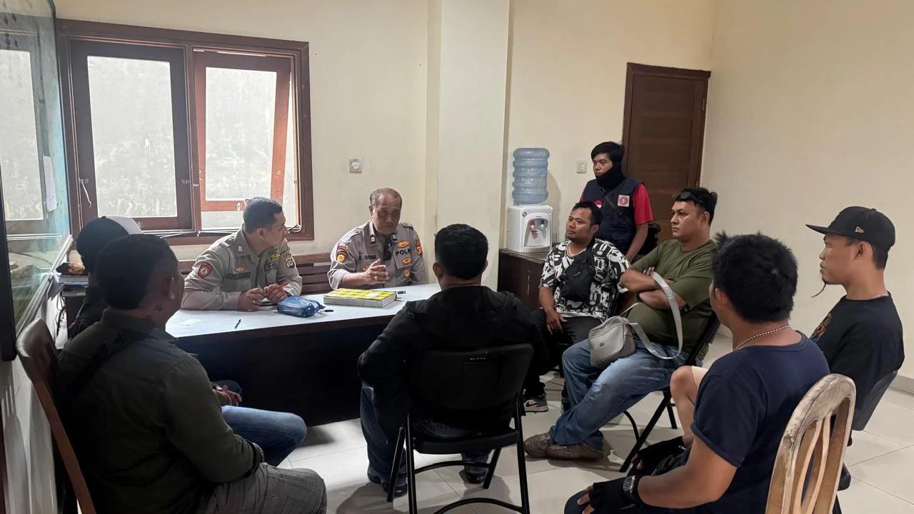 Polisi menangkap tiga debt collector yang memukul pengemudi ojek online di Bali