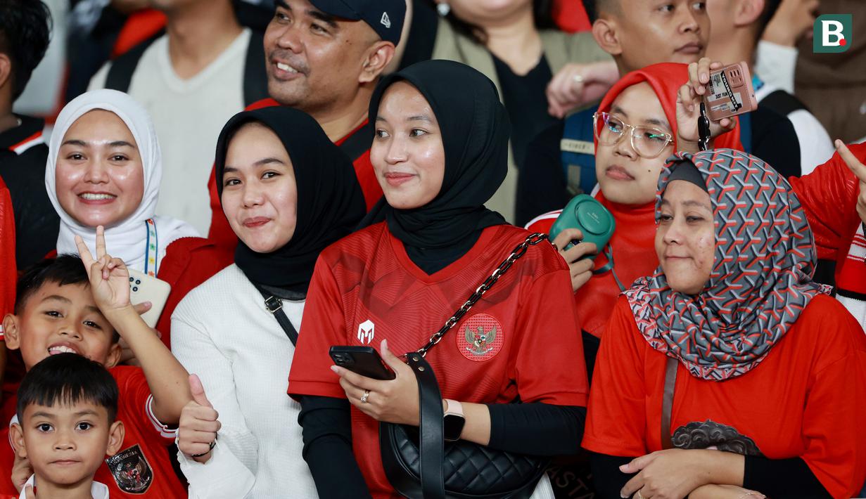 Tak sedikit juga dari mereka hanya ingin melihat para pemain Timnas Indonesia yang memiliki paras tampan. Seperti Elkan Baggot, Nadeo Argawinata, Pratama Arhan hingga Marc Klok. (Bola.com/M Iqbal Ichsan)