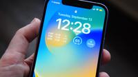 iPhone lock screen with software iOS 16 (unsplash/Sarah B)