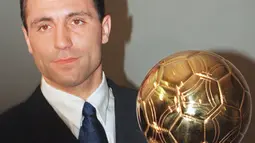 Hristo Stoichkov bersama Bulgaria mampu mengejutkan dunia ketika mereka dapat finish peringkat keempat Piala Dunia 1994. Selain itu, Stoichkov juga mengantar Barcelona meraih juara LA Liga pada musim 1993/1994. Pantas jika dirinya dianugerahi penghargaan Ballon d'Or. (Foto: AFP/Gerard Julien)