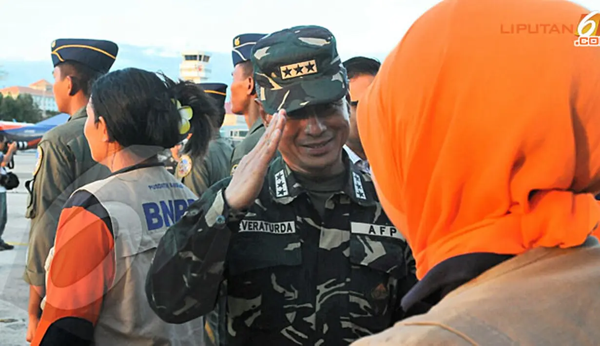 Tiba di bandara militer Cebu, 16 crew TNI AU dan 3 staff BNPB diberi hormat oleh Komandan Militer Daerah, Letjen Roy Devaeraturda dan Dubes RI untuk Filipina, Yohanes Kristiarto S (Liputan6.com/ Fahrizal Lubis).